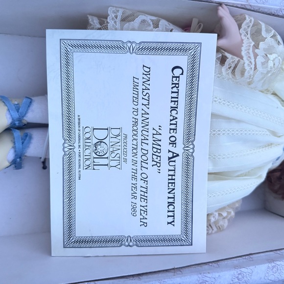 Limited edition vintage Amber porcelain doll - Picture 9 of 11